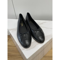 Chanel Slipper/Ballerinas aus Leder in Schwarz