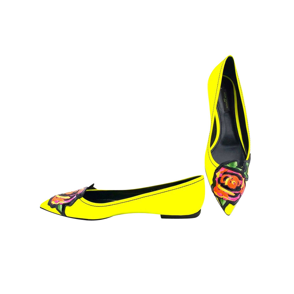 Louis Vuitton Slippers/Ballerina's Lakleer in Geel