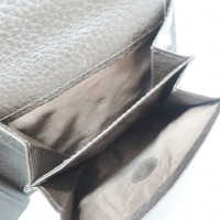 Burberry Täschchen/Portemonnaie aus Leder in Silbern