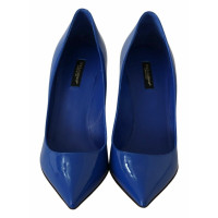 Dolce & Gabbana Pumps/Peeptoes aus Lackleder in Blau