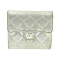 Chanel Täschchen/Portemonnaie aus Lackleder in Silbern