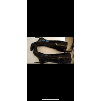 Dolce & Gabbana Stiefel aus Lackleder in Schwarz