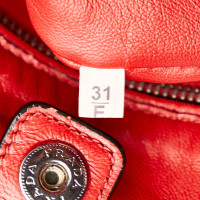 Prada Handtasche aus Wildleder in Rot