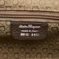 Salvatore Ferragamo Umhängetasche aus Leder in Braun