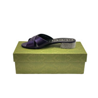 Gucci Sandalen aus Leder in Violett