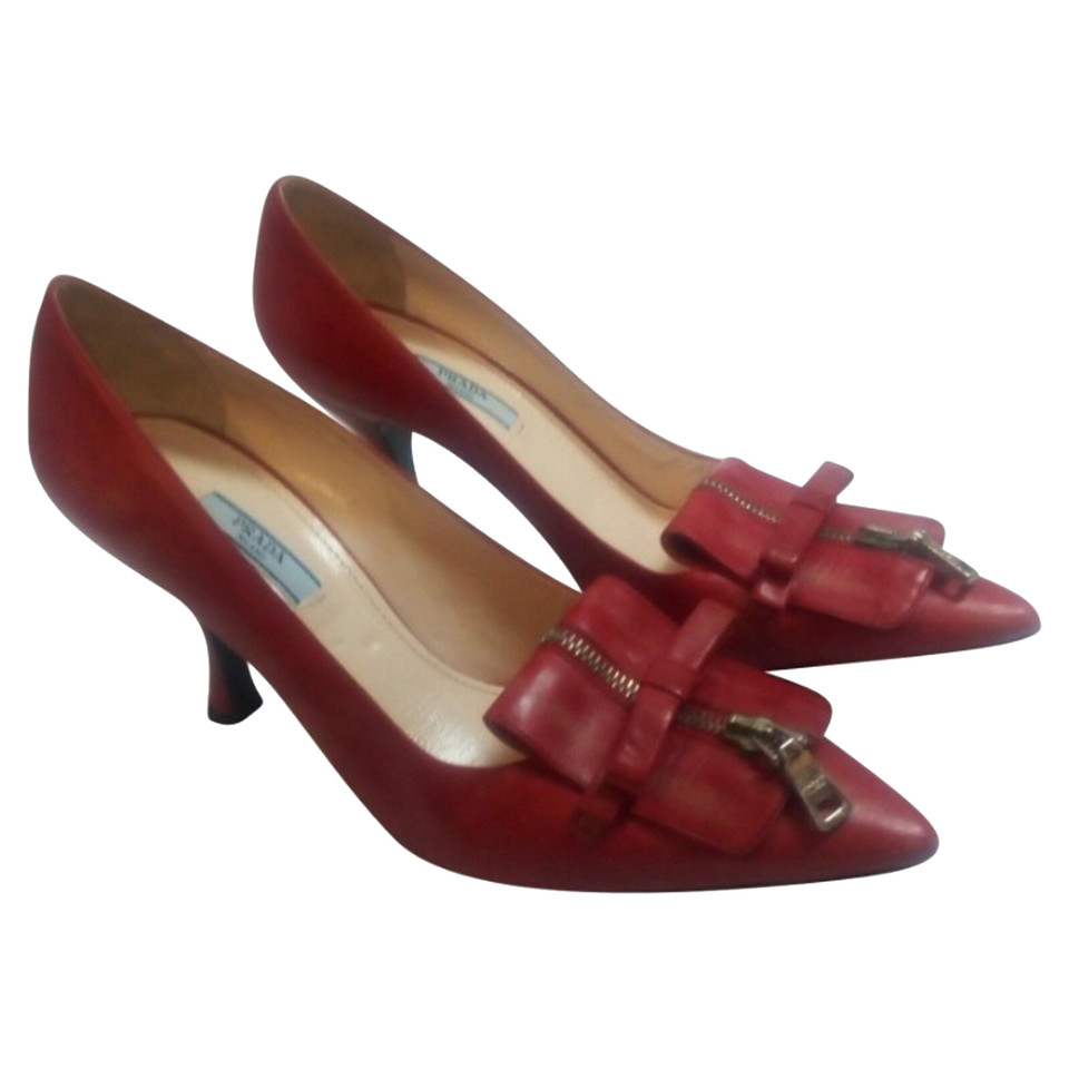 Prada Pumps/Peeptoes aus Leder in Rot