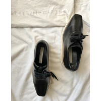 Stella McCartney Chaussures à lacets en Cuir en Noir