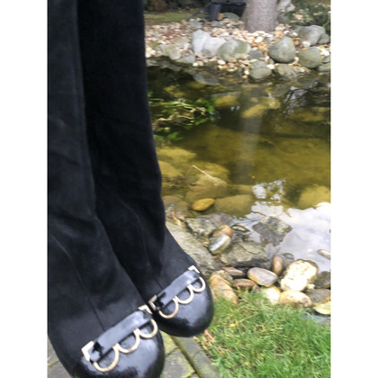 Versace Stiefel aus Wildleder in Schwarz