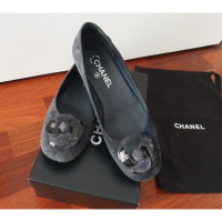 Chanel Slipper/Ballerinas aus Wildleder in Grau