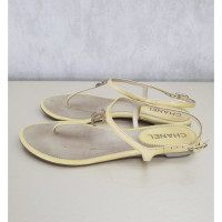 Chanel Sandals Patent leather in Cream