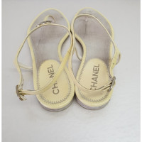 Chanel Sandals Patent leather in Cream