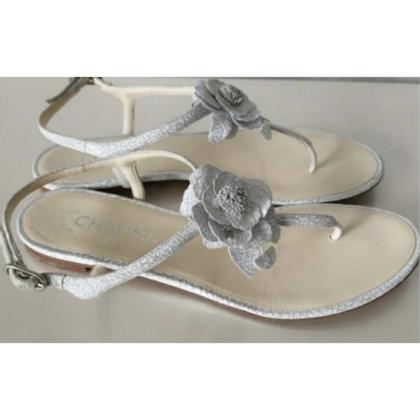 Chanel Sandalen aus Leder in Grau