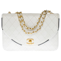 Chanel Classic Flap Bag aus Leder in Weiß