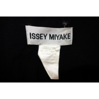 Issey Miyake Jacke/Mantel aus Wolle in Schwarz