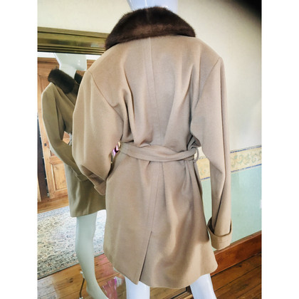 Yves Saint Laurent Giacca/Cappotto in Cashmere in Beige