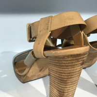 Hermès Sandalen aus Lackleder in Beige