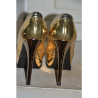 Fendi Pumps/Peeptoes Leather in Gold