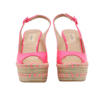 Valentino Garavani Sandalen aus Lackleder in Rosa / Pink