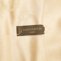 Louis Vuitton Monogram Tuch Zijde in Beige