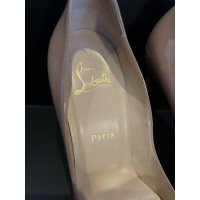 Christian Louboutin Pumps/Peeptoes aus Lackleder in Nude