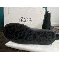 Alexander McQueen Stiefeletten aus Leder in Schwarz