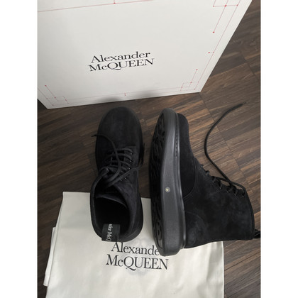 Alexander McQueen Stiefel aus Wildleder in Schwarz
