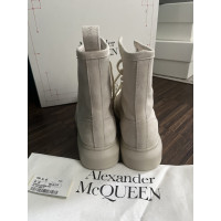 Alexander McQueen Stivali in Pelle scamosciata in Crema
