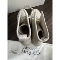 Alexander McQueen Stiefel aus Wildleder in Creme