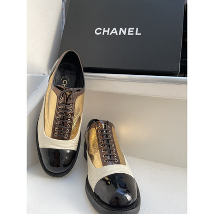 Chanel Scarpe stringate in Pelle verniciata