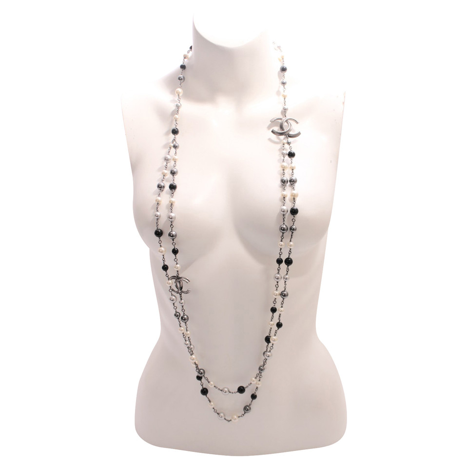 Chanel Collana di perle con logo in metallo chanel