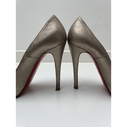 Christian Louboutin Pumps/Peeptoes aus Leder in Gold