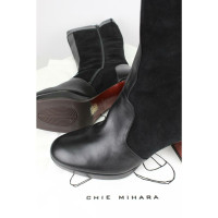 Chie Mihara Stiefel aus Leder in Schwarz