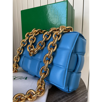 Bottega Veneta Chain Cassette Leer in Blauw