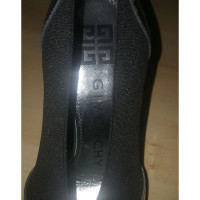 Givenchy Pumps/Peeptoes aus Lackleder in Silbern