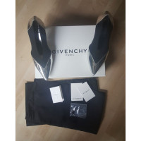 Givenchy Pumps/Peeptoes aus Lackleder in Silbern