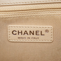 Chanel Boy Bag aus Lackleder in Beige