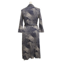 Diane Von Furstenberg Robe en bleu Enveloppez foncé avec motif graphique