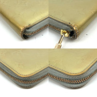 Louis Vuitton Täschchen/Portemonnaie aus Lackleder in Gold