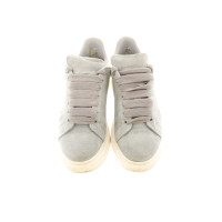 Alexander McQueen Sneakers aus Leder in Grau