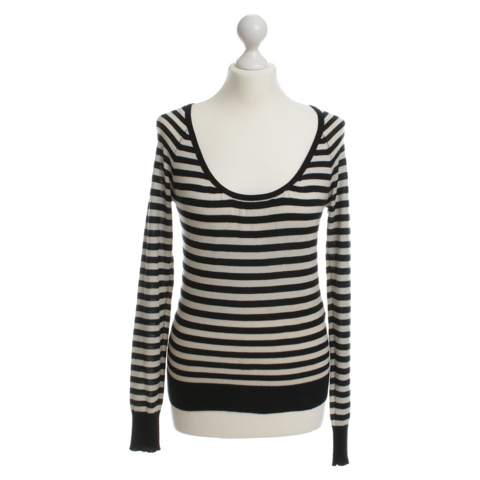 Closed Sweater with stripe pattern