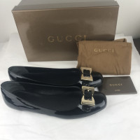 Gucci Slipper/Ballerinas aus Lackleder in Schwarz