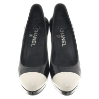 Chanel Pumps/Peeptoes aus Lackleder