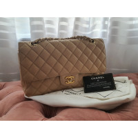 Chanel Classic Flap Bag en cuir verni beige
