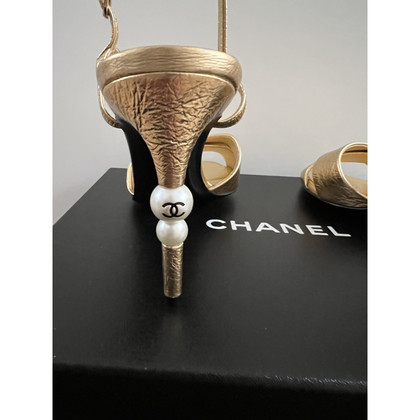 Chanel Sandali in Pelle in Oro