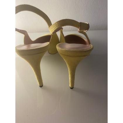 Pollini Pumps/Peeptoes Suede in Yellow