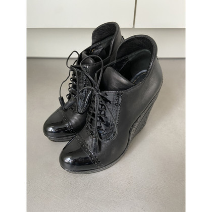 Yves Saint Laurent Lace-up shoes Leather in Black