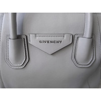 Givenchy Soft Antigona Medium aus Leder in Grau