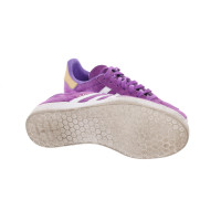 Adidas Sneakers aus Wildleder in Violett