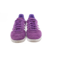 Adidas Sneakers aus Wildleder in Violett