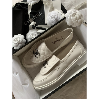 Chanel Slipper/Ballerinas aus Leder in Weiß